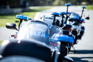 Policjanci na motocyklu ćwiczą różne manewry