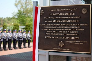 Policjanci i zaproszeni goście w trakcie uroczystego apelu z okazji odsłonięcia tablicy upamiętniającej zamordowanego na służbie st. sierż. Marka Sienickiego.