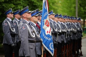 Uroczystości przed Pomnikiem Pamięci Pomordowanych Policjantów II RP Województwa Poznańskiego z udziałem zaproszonych gości