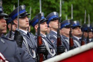 Uroczystości przed Pomnikiem Pamięci Pomordowanych Policjantów II RP Województwa Poznańskiego z udziałem zaproszonych gości
