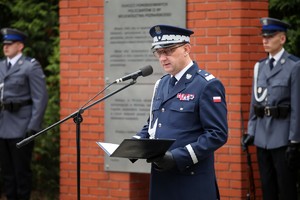 Uroczystości przed Pomnikiem Pamięci Pomordowanych Policjantów II RP Województwa Poznańskiego z udziałem zaproszonych gości.