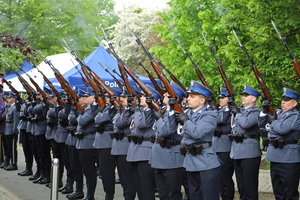 Uroczystości przed Pomnikiem Pamięci Pomordowanych Policjantów II RP Województwa Poznańskiego z udziałem zaproszonych gości.
