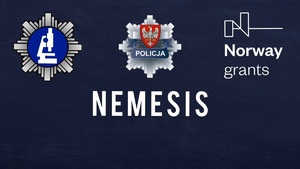 Policjanci i pracownicy policji przy Innowacyjnej linii badawczej do badań genetycznych, zakupionej dla Laboratorium Kryminalistycznego KWP w Poznaniu