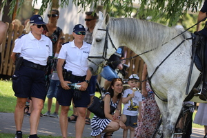 Koń policyjny oraz dwie policjantki Komisariatu Wodnego
