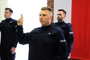 W Komendzie Wojewódzkiej Policji w Poznaniu nowo przyjęci do służby policjantki i policjanci złożyli uroczyste ślubowanie.