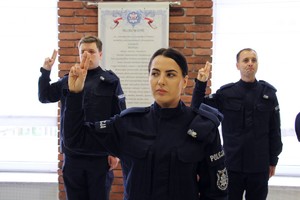 W Komendzie Wojewódzkiej Policji w Poznaniu nowo przyjęci do służby policjantki i policjanci złożyli uroczyste ślubowanie.