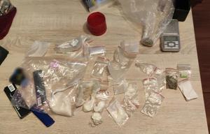 Narkotyki znalezione przez policjantów w pokoju zatrzymanego 26-latka