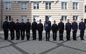 zdjęcie zbiorowe nowo przyjętych policjantów z komendantem