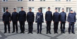 zdjęcie zbiorowe nowo przyjętych policjantów z komendantem