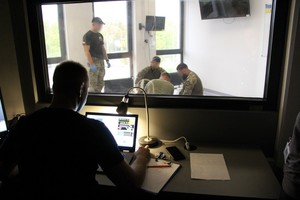 Policjanci ćwiczą w centrum symulacji medycznych