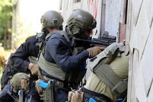 policjanci szkolą się z zakresu medycyny bojowej na ćwiczeniach w budynkach i na poligonie
