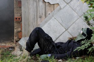 policjanci szkolą się z zakresu medycyny bojowej na ćwiczeniach w budynkach i na poligonie