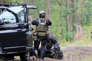 policjanci szkolą się z zakresu medycyny bojowej na ćwiczeniach w budynkach i na poligonie
