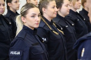 Policjanci z zaproszeni goście podczas uroczyste ślubowania w Komendzie Wojewódzkiej Policji w Poznaniu w dniu 4 stycznia 2023 roku