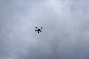Działania policjantów w Kościanie z wykorzystanie drona