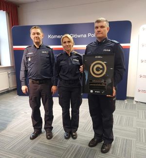 Policjanci z Komendy Powiatowej w Ostrowie Wielkopolskim podczas uroczystości wręczenia nagród Koalicji Antypirackiej -  &amp;quot;Złote Blachy 2023&amp;quot;