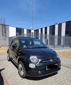 Czarny fiat 500 stojący na parkingu