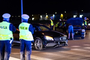 Działania poznańskiej policji w związku z nocnymi zlotami samochodowymi