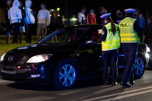 Działania poznańskiej policji w związku z nocnymi zlotami samochodowymi