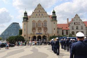Policjanci i zaproszeni goście podczas wojewódzkich obchodów Święta Policji w Poznaniu.