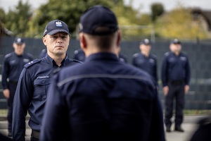 Policjanci i zaproszeni goście podczas uroczystego otwarcia Posterunku Policji w Białośliwiu