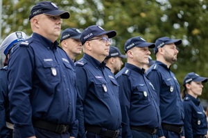 Policjanci i zaproszeni goście podczas uroczystego otwarcia Posterunku Policji w Budzyniu