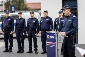 Policjanci i zaproszeni goście podczas uroczystego otwarcia Posterunku Policji w Budzyniu