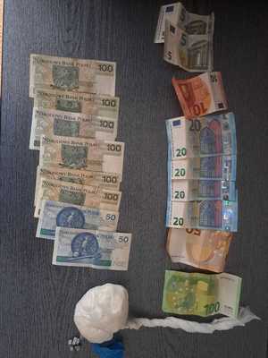 pieniądze i narkotyki na stole
