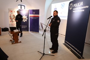 Policjanci i zaproszeni goście podczas szkolenia dla nieetatowych pełnomocników ds. ochrony praw człowieka 28 listopada 2023 roku w Forcie VII - Muzeum Martyrologii Wielkopolan