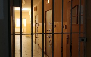 korytarz więzienny i cele