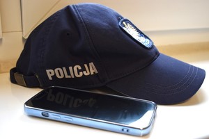 telefon obok czapki policyjnej