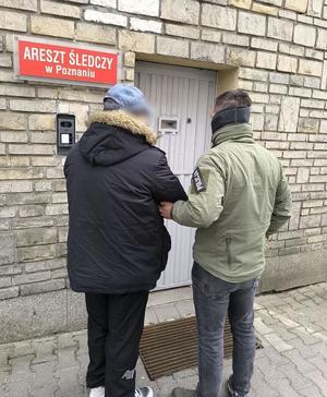 Mężczyzna zatrzymany przez policjantów przed Aresztem Śledczym w Poznaniu