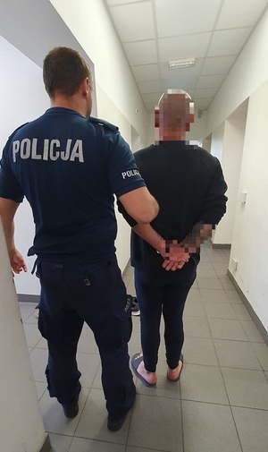 policjanci z zatrzymanymi osobami