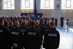 Policjanci i wykładowcy podczas inauguracji kursu aspiranckiego, który 11 czerwca 2024 roku rozpoczął się w KWP w Poznaniu