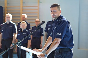 Policjanci i wykładowcy podczas inauguracji kursu aspiranckiego, który 11 czerwca 2024 roku rozpoczął się w KWP w Poznaniu