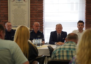Uczestnicy pierwszej w kraju narady w sprawie realizacji działań w ogólnopolskim programie PaT, która odbyła się 10 lipca 2024 roku w Komendzie Wojewódzkiej Policji w Poznaniu
