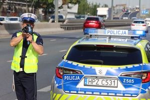 policjant przy radiowozie