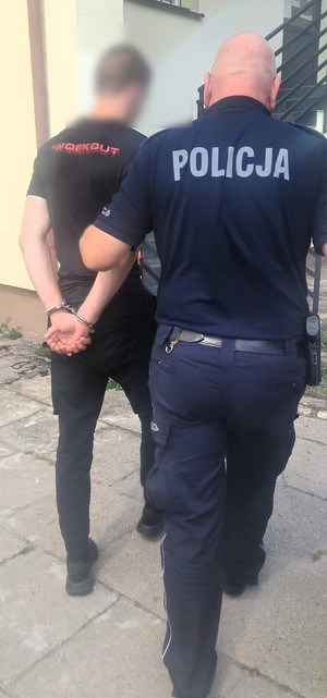 zatrzymani i policjant