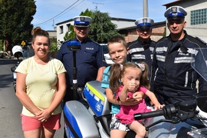 spotkanie policjantów z dziewczynką