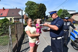 spotkanie policjantów z dziewczynką