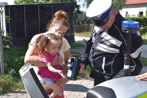 spotkanie policjantów z dziewczynką