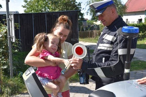 spotkanie policjantów z dziewczynką