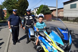 spotkanie policjantów z dziewczynką