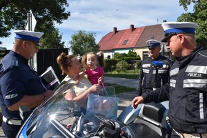 spotkanie policjantów z dziewczynką