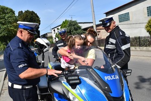 spotkanie policjantów z dziewczynką