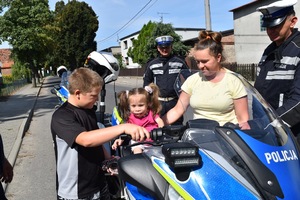 spotkanie policjantów z dziewczynką