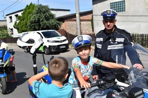 spotkanie policjantów z dziewczynką