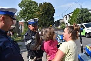 spotkanie policjantów z dziewczynką