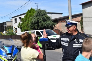 spotkanie policjantów z dziewczynką