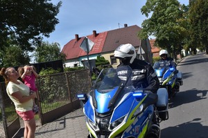 spotkanie policjantów z dziewczynką